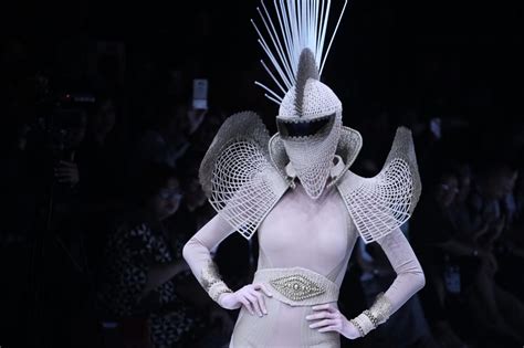  Jakarta Fashion Week 2018:  Indonesian Avant-Garde Designer, Quinary, Shocks the World with Recycled Plastic Couture